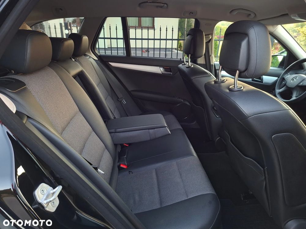 Mercedes-Benz Klasa C 180 CGI BlueEFFICIENCY Avantgarde - 31