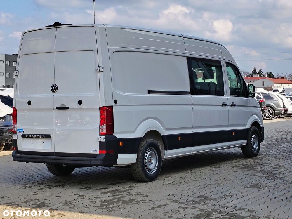 Volkswagen Crafter Crafter 35 Furgon z wysokim dachem silnik: 2,0 l EURO VI SCR 163 KM / skrzynia biegów: Przedni napęd automatyczna 8-biegowa rozstaw osi: 4490 mm - 6
