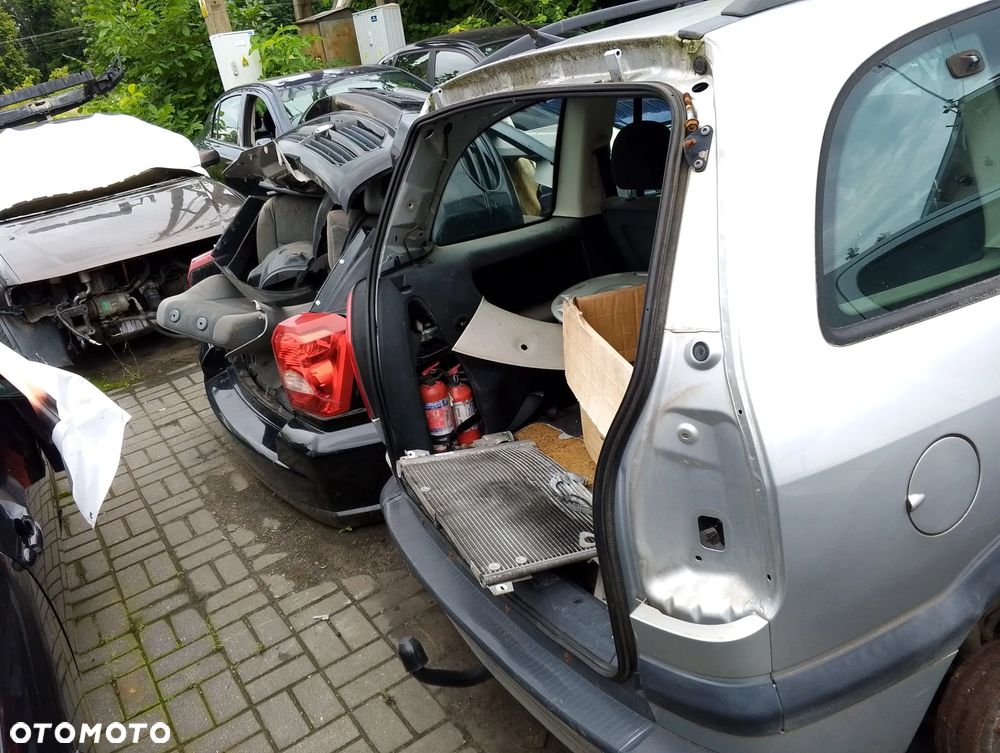 Opel Zafira A (99-03r.) 1.6 B 100KM. Silnik X16XEL  (Z16XE) Skrzynia MG4 (F17C419) lakier Z147 (82L). Cały na części. GWARANCJA !!!  Przód Tył Zestaw Komplet Drzwi Klapa Zderzak Błotnik Maska Grill Atrapa Szyba Pas Lampa Lusterko Boczki Fotel Kanapa Kokpit Deska Rozdzielcza Przełącznik Włącznik Sterownik Przewody Wiązka Instalacja Moduł Komputer Czujnik Listwa Pompa Alternator Wtryski Głowica Rozrusznik Kompresor Sprzęgło Dwumas Silnik Skrzynia ABS Klimatyzacji Paliwa Wspomagania Kolektor Turbina Przepustnica Zawór Chłodnica Koło Hak Belka Sanki Zawieszenie Mcpherson Półoś Amortyzator Wydech Tłumik Zacisk Most - 5