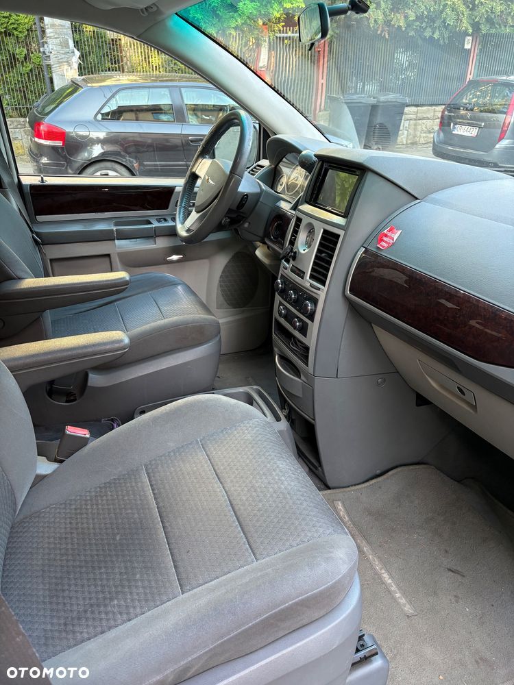 Chrysler Town & Country - 10