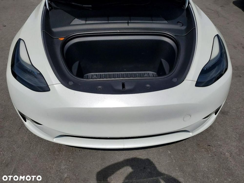 Tesla Model Y - 10