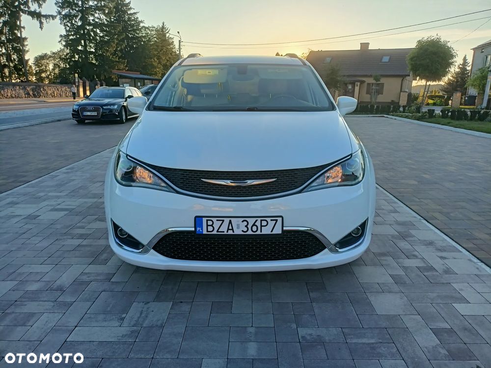Chrysler Pacifica - 5