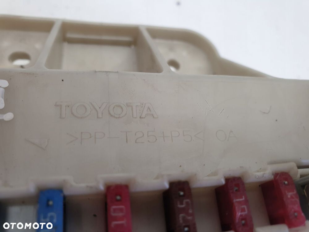 Toyota RAV4 II 2.0 d4d SKRZYNKA BEZPIECZNIKÓW - 4