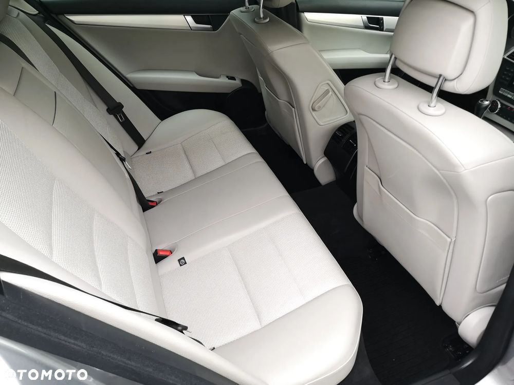 Mercedes-Benz Klasa C 200 CDI BlueEff Avantgarde - 33