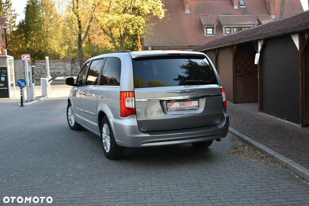 Chrysler Town & Country - 5