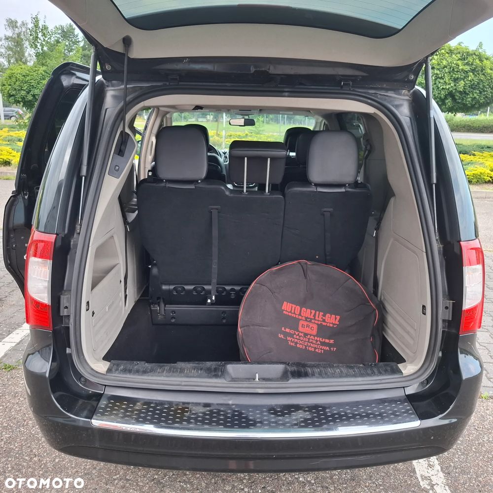Chrysler Town & Country - 19