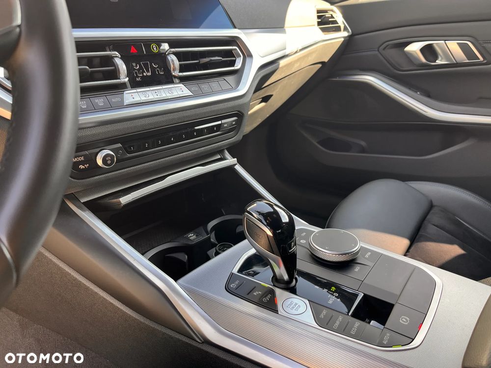 BMW Seria 3 318i M Sport sport - 23