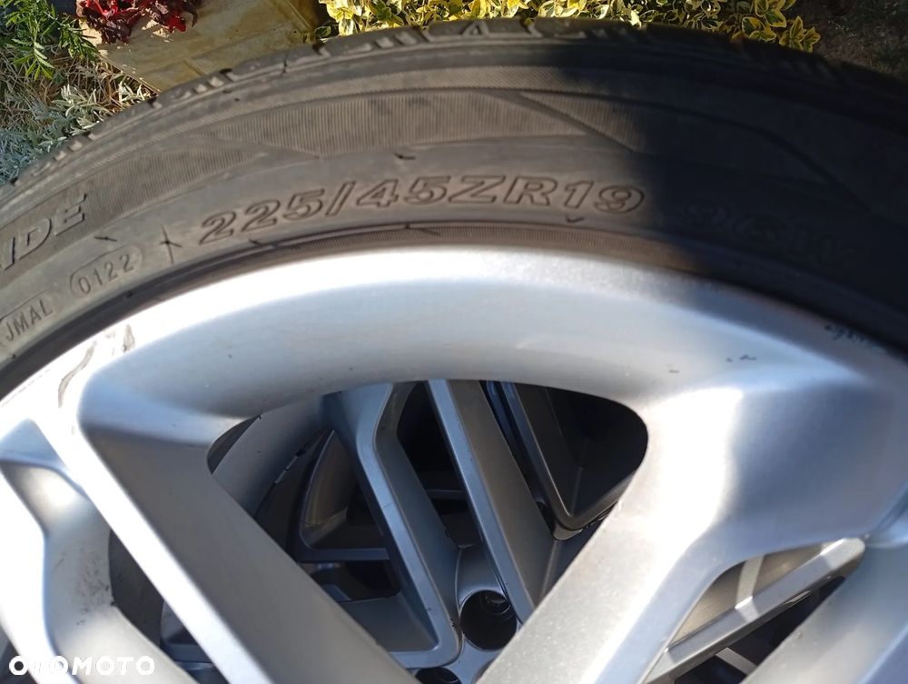 225/45ZR19 - 2