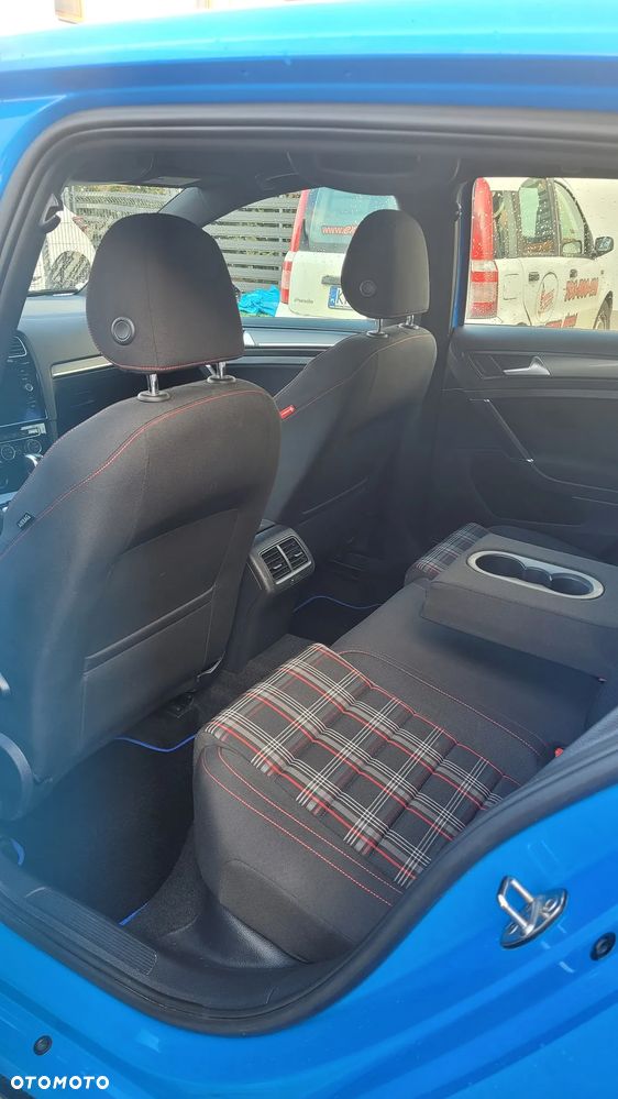 Volkswagen Golf - 25