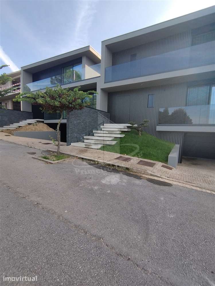 Exclusiva Moradia de Gaveto T5 com Cinema, Ginásio e Lote de 490 m² em - Grande imagem: 4/25