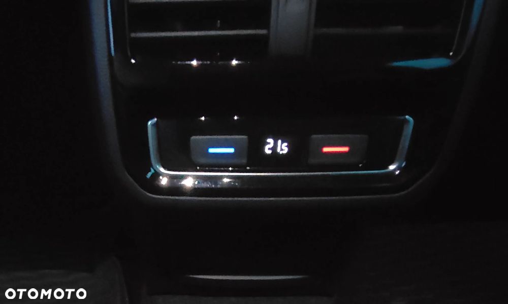 Volkswagen Passat Variant 2.0 TDI SCR DSG 4Motion Elegance - 25