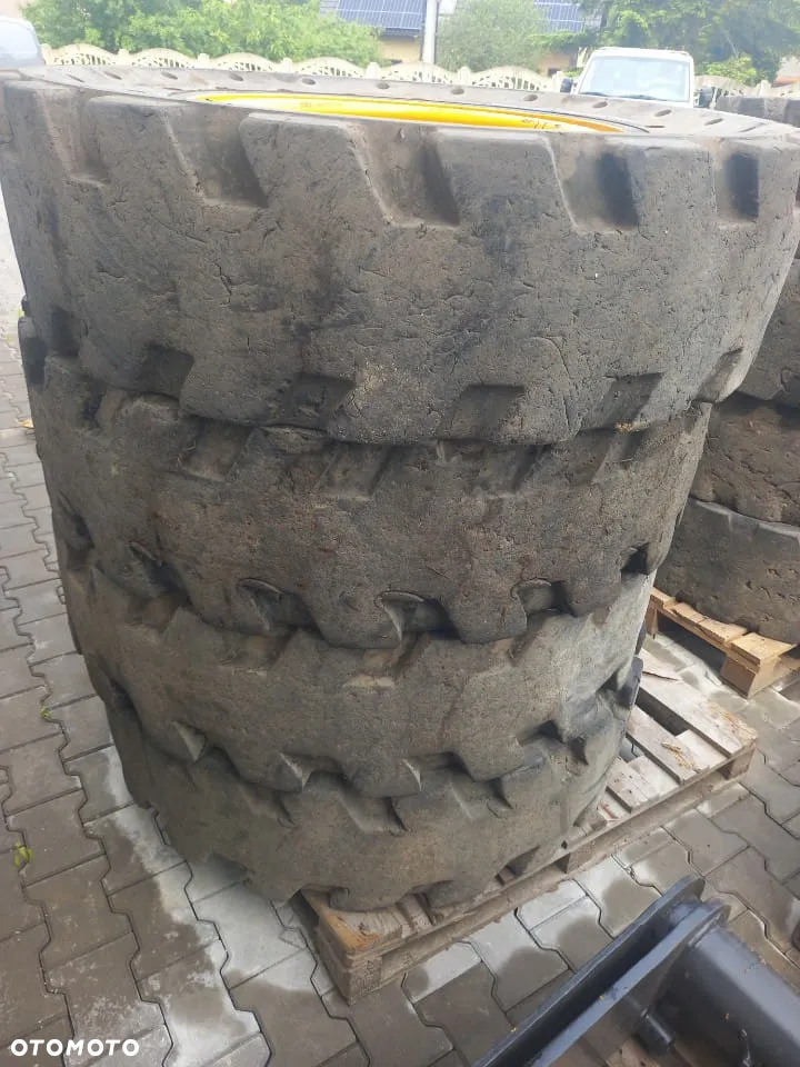 Opony pełne do ładowarek teleskopowych JCB - 3