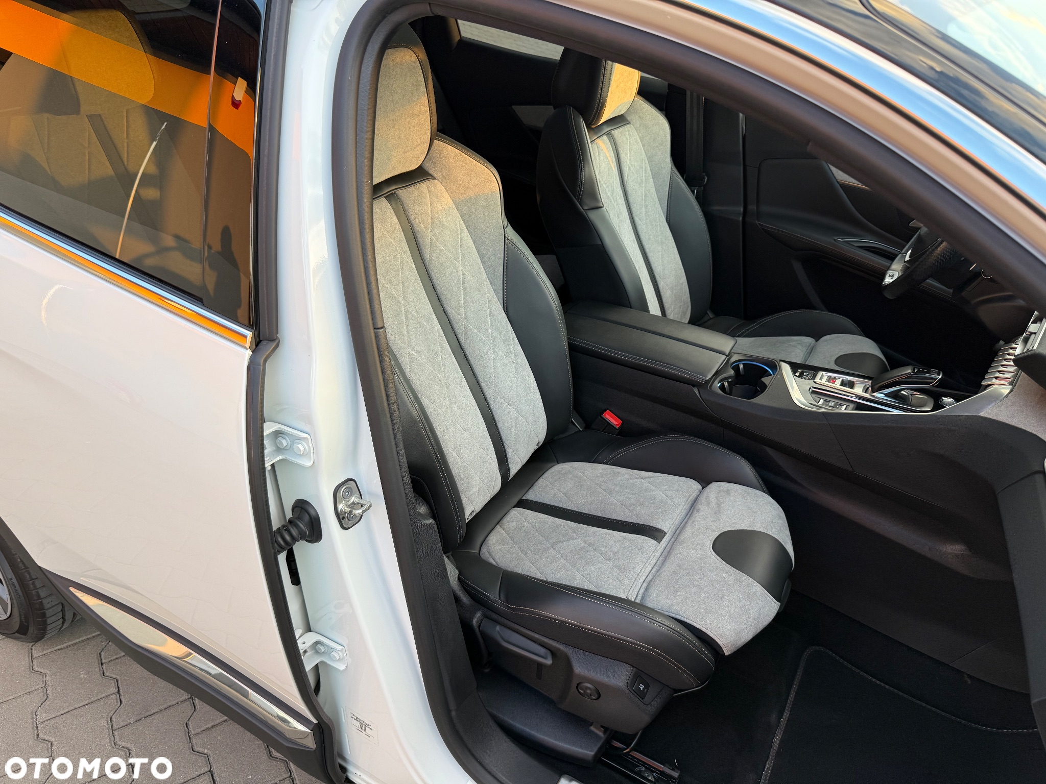 Peugeot 3008 Plug-In Hybrid4 300 e-EAT8 GT - 32