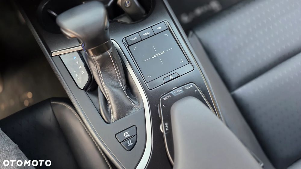 Lexus UX 250h GPF F Impression 2WD - 29
