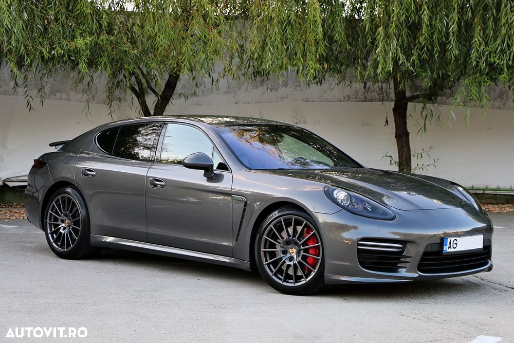 Porsche Panamera 4.8 PDK GTS - 31