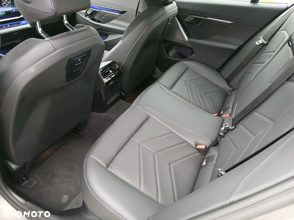 BMW Seria 5 520d xDrive mHEV M Sport - 24