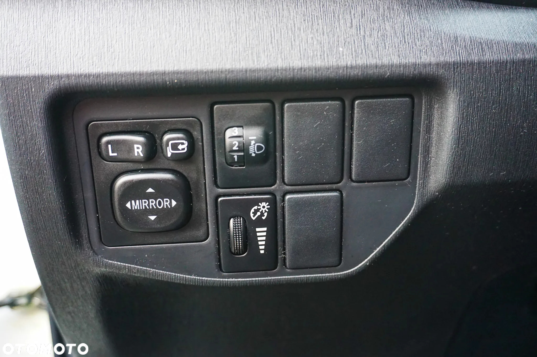 Toyota Prius Plug-in (Hybrid) Life - 25