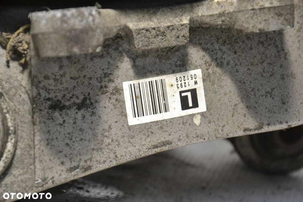 Zwrotnica piasta lewy tył lexus is 220d is250 - 2