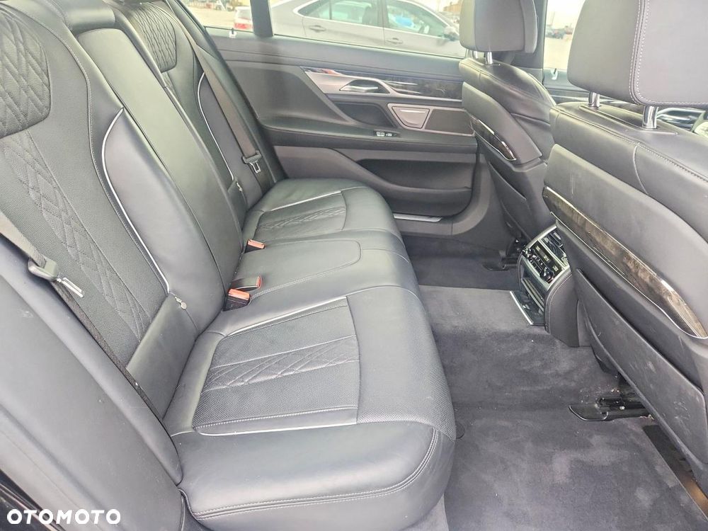 BMW Seria 7 750i xDrive - 12