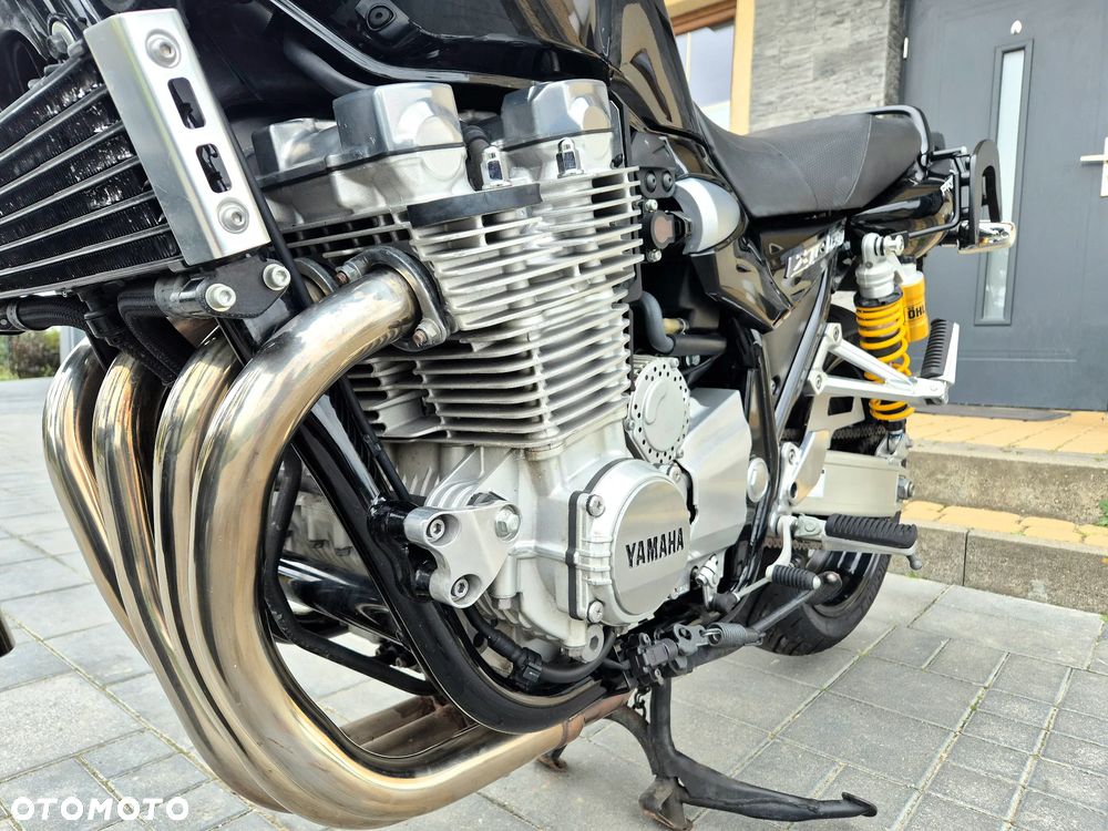 Yamaha XJR - 11