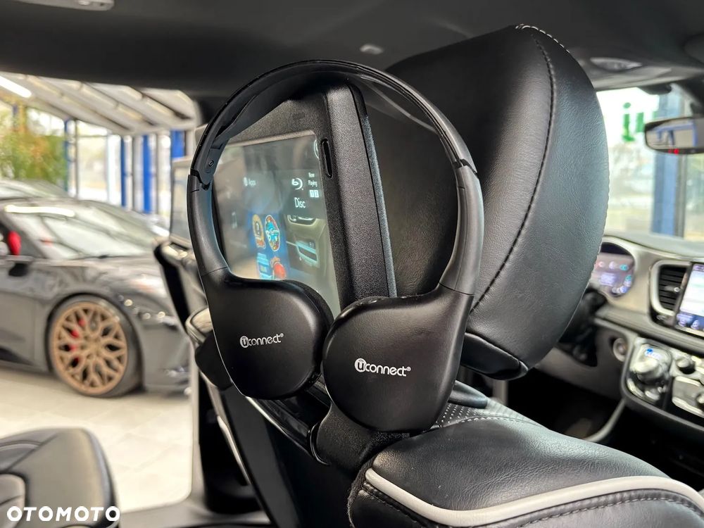 Chrysler Pacifica - 26