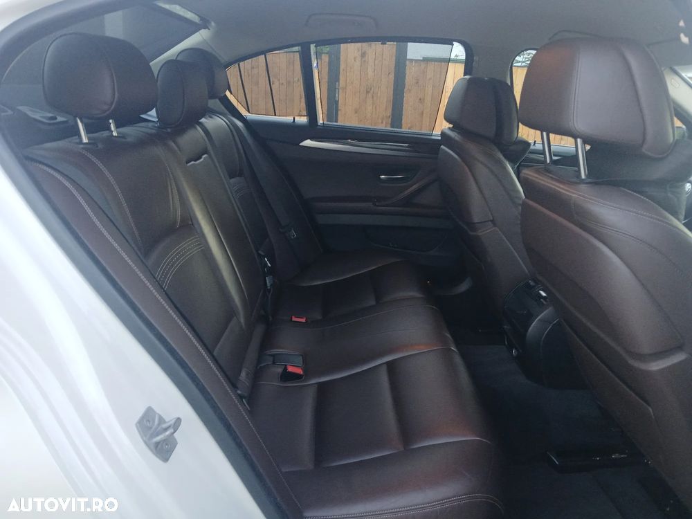 BMW Seria 5 520d Aut. Luxury Line - 7