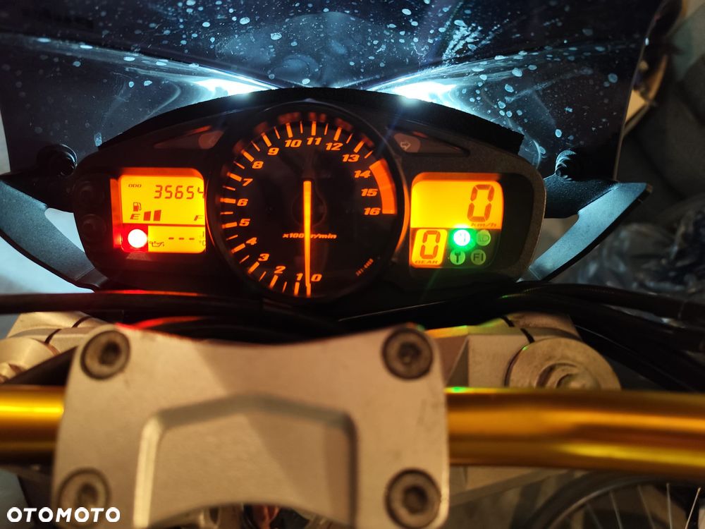 Suzuki GSR - 6