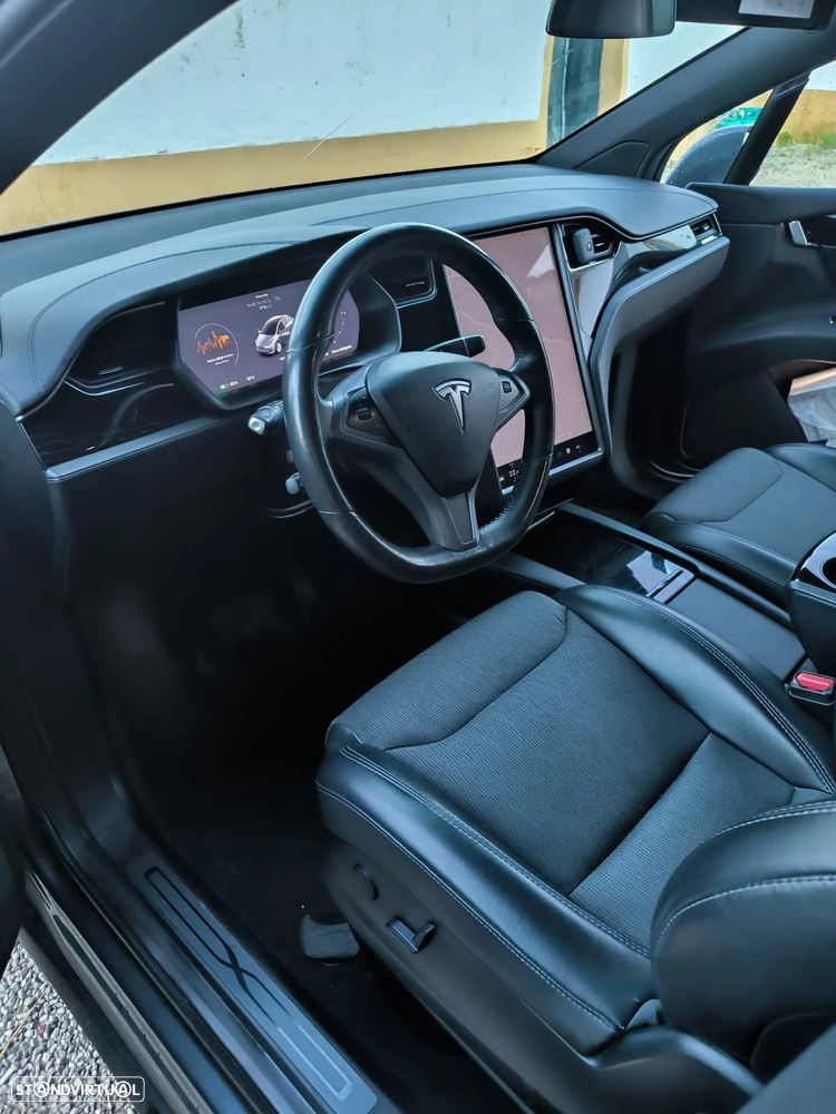Tesla Model X 75D - 11