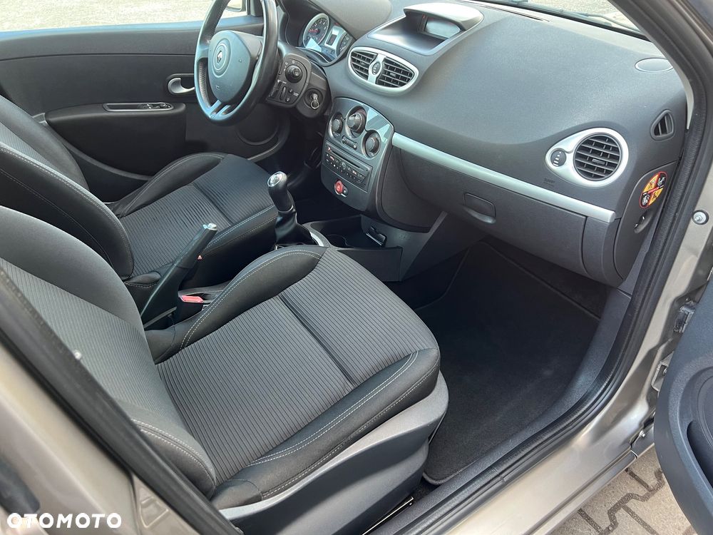 Renault Clio 1.2 16V Alize - 19
