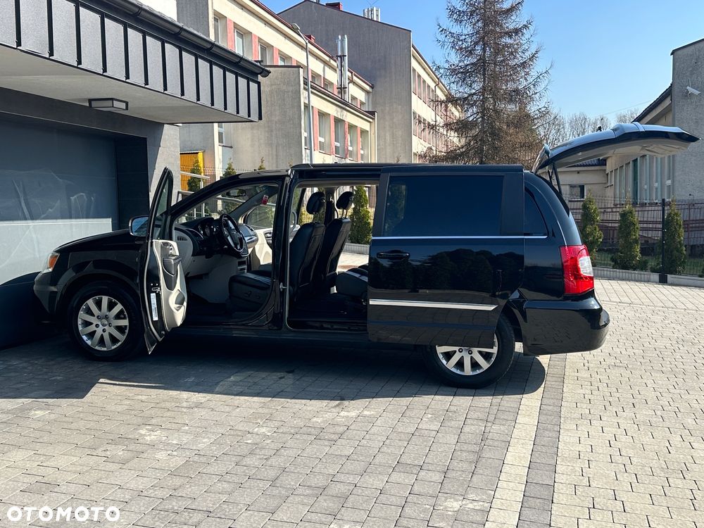 Chrysler Town & Country - 4