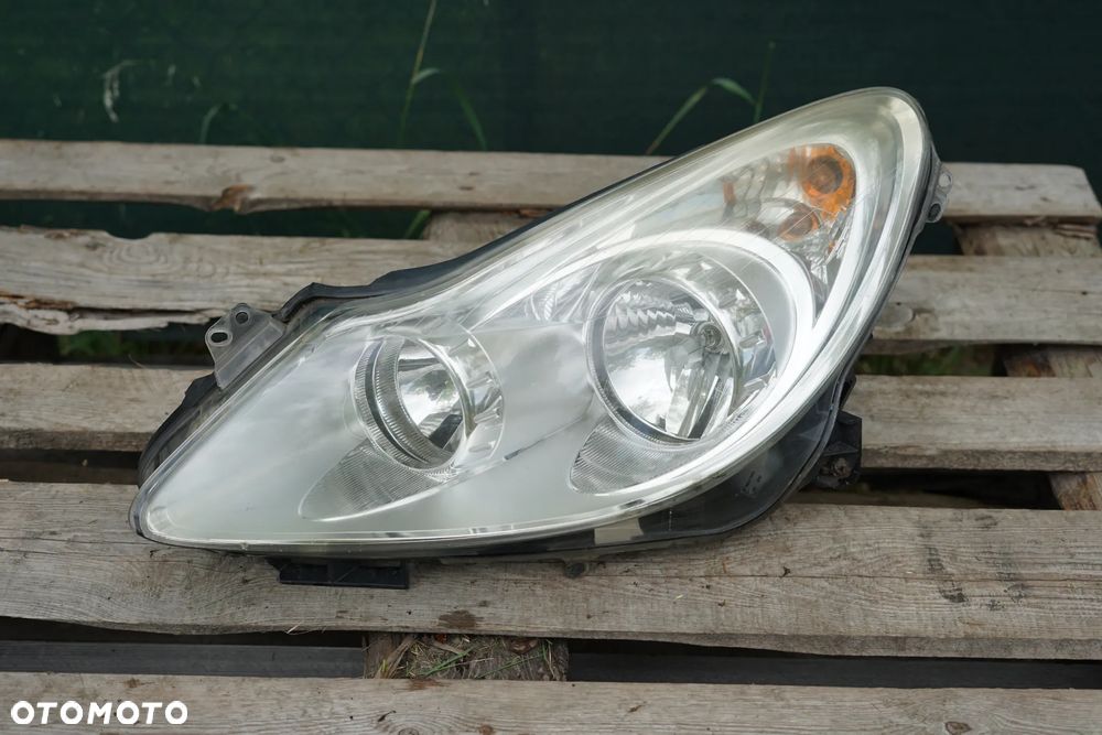 Lampa przód przednia lewa Opel Corsa D 13186383 Anglik