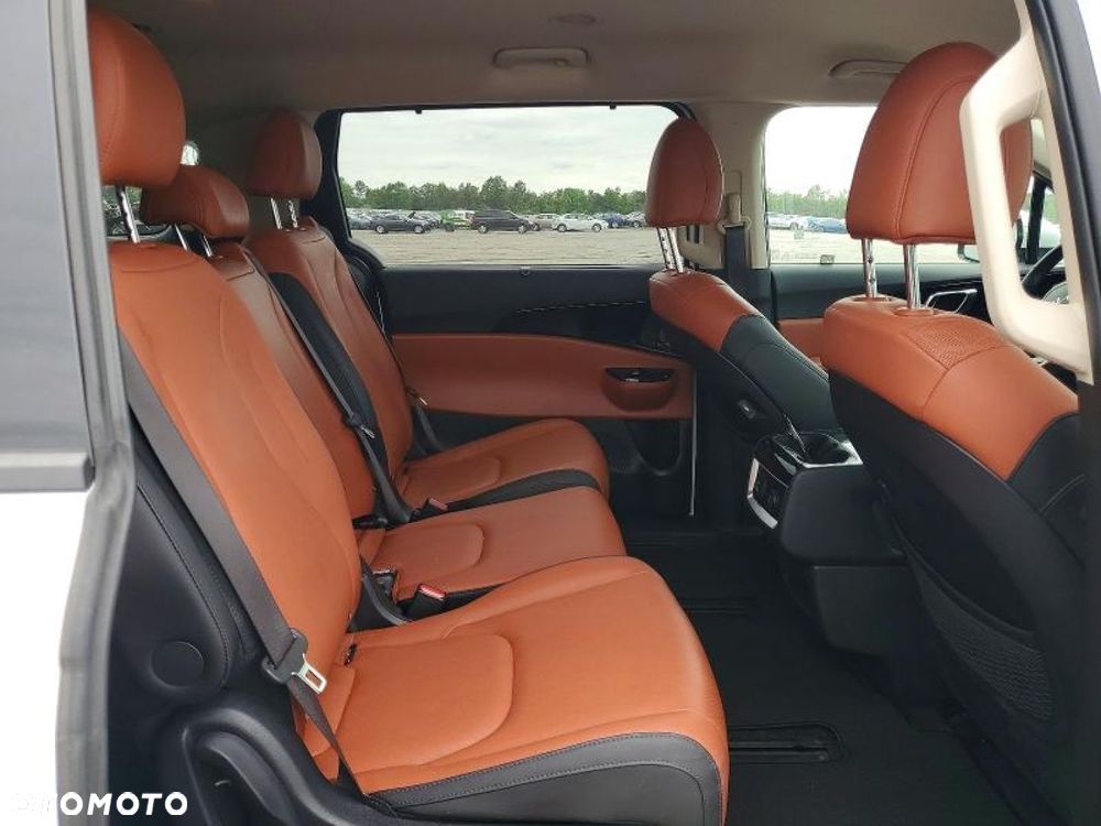 Kia Carnival - 11