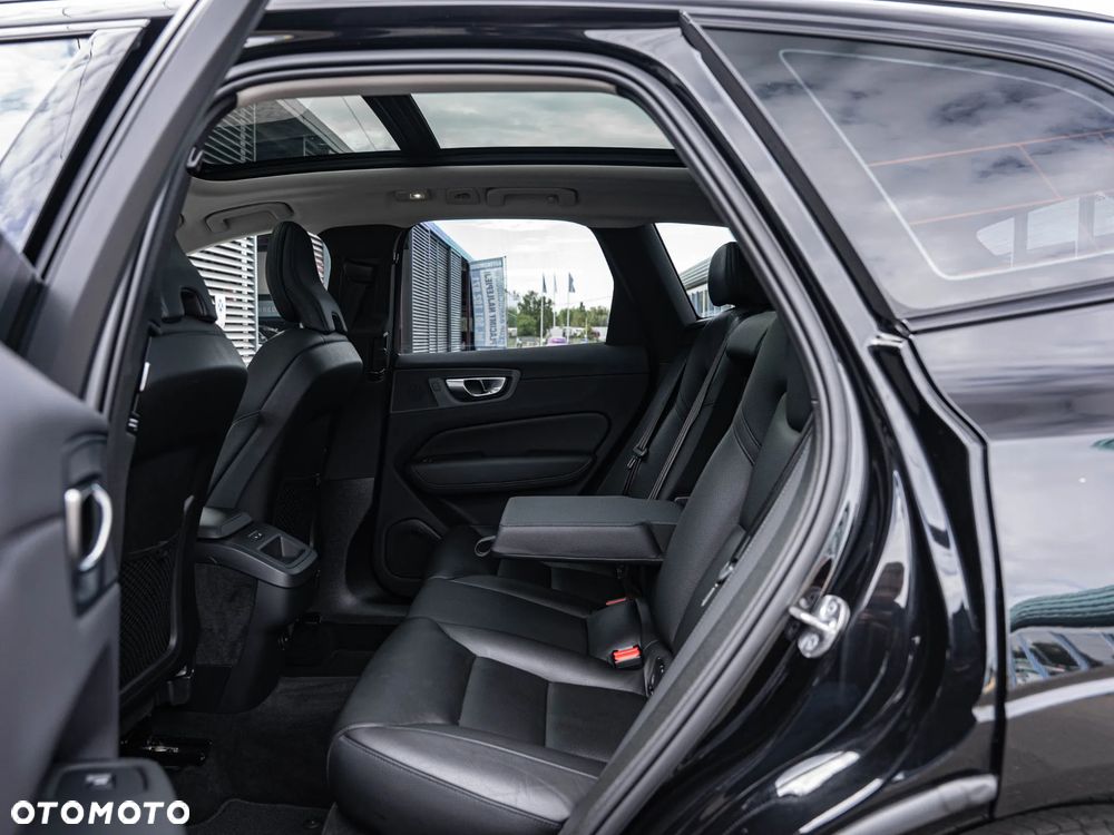 Volvo XC 60 B4 B Plus Dark - 29