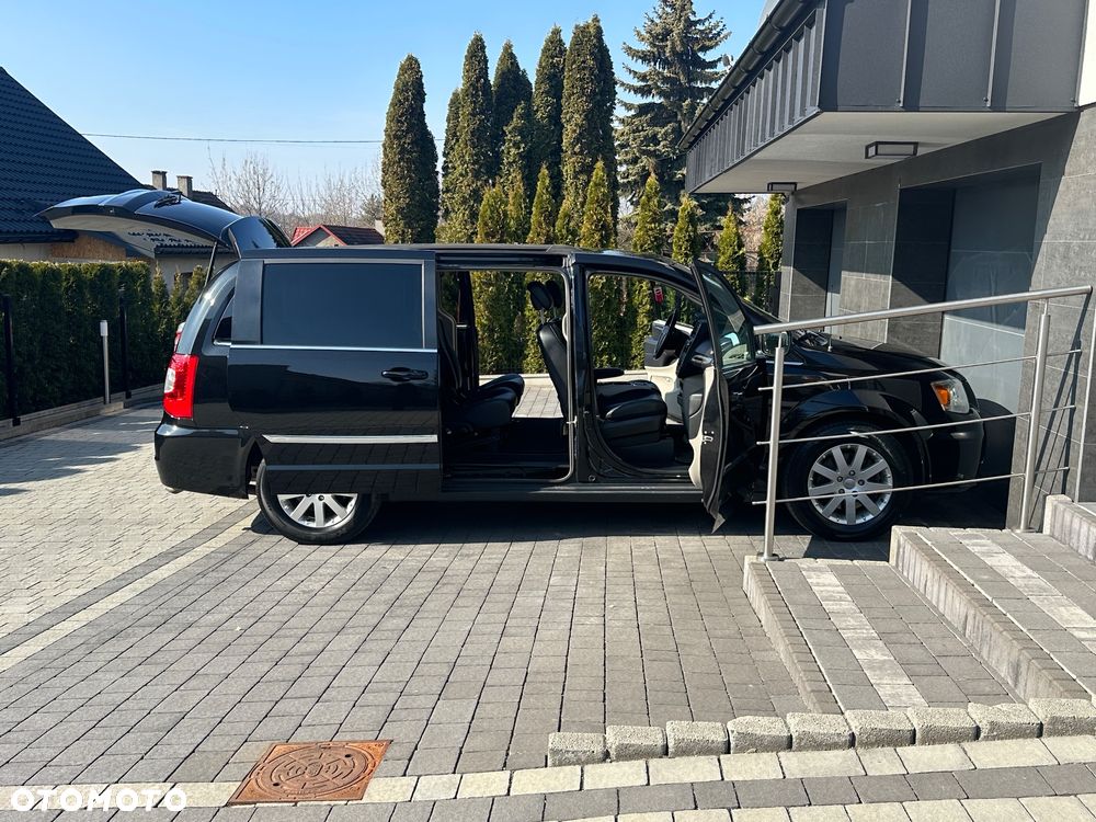 Chrysler Town & Country - 6