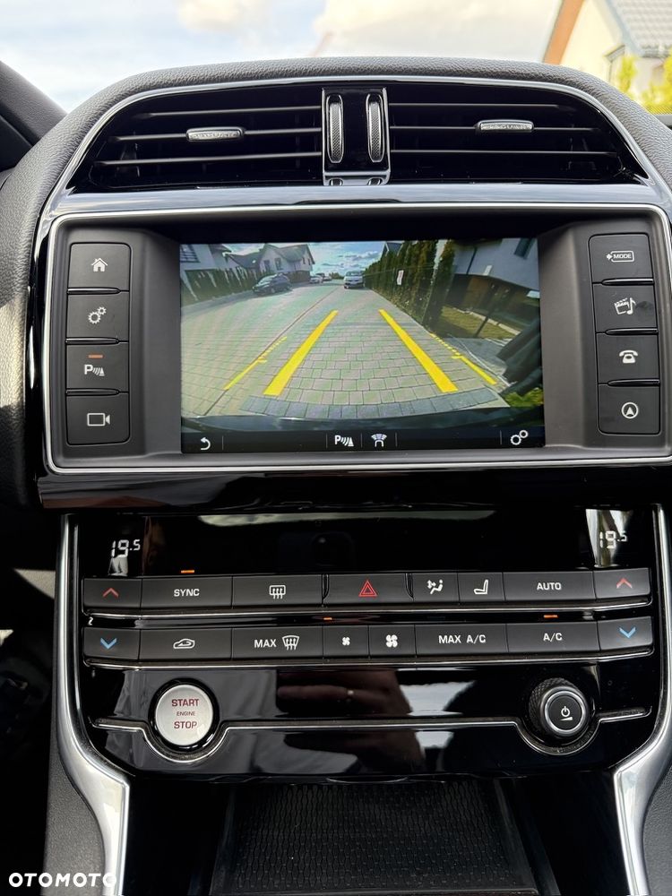 Jaguar XE 2.0 T Prestige - 3
