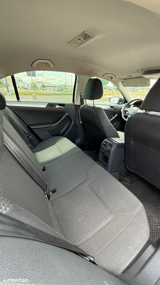 Volkswagen Jetta - 12