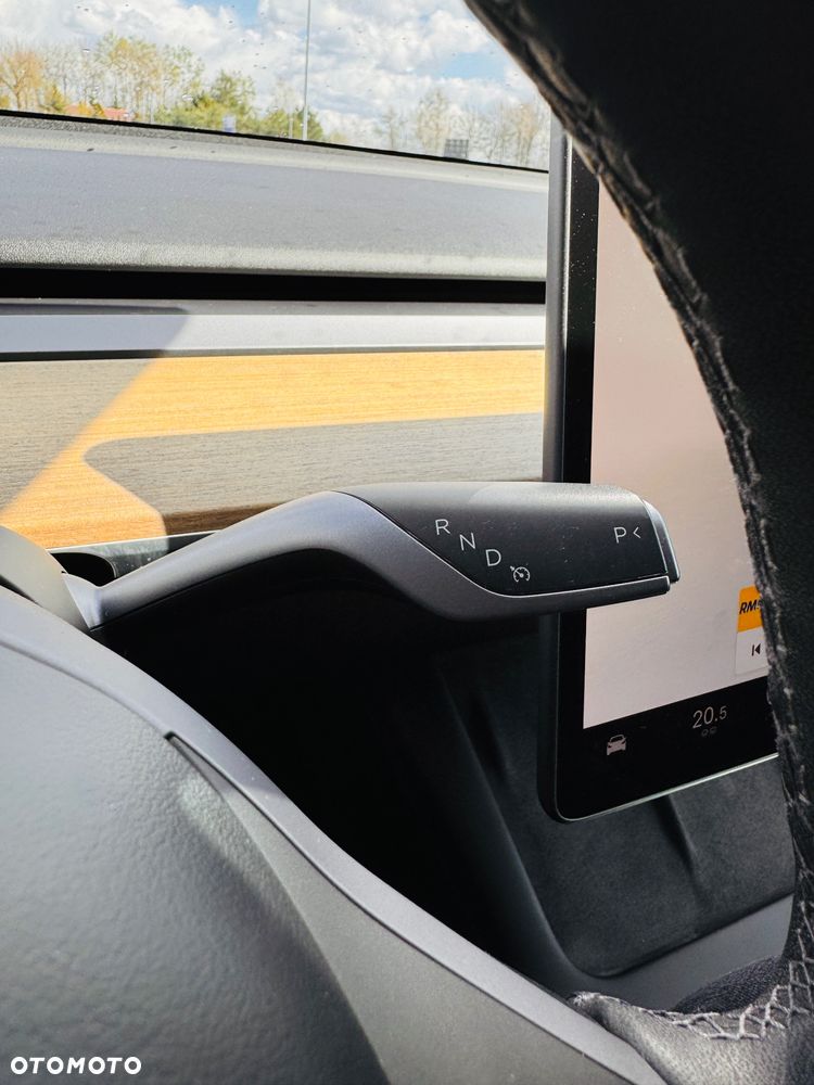 Tesla Model Y Long Range AWD - 16