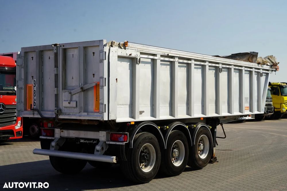 Benalu BENALU / 24 m3 / ALUMINIU / AXĂ RIDICATĂ / GREUTATE: 5.300 KG / PERDĂ ELECTRICĂ / JANTE DIN ALIAJ - 7