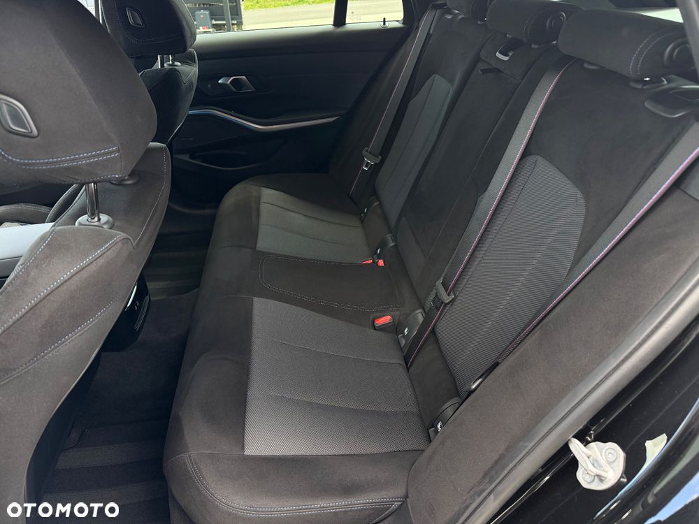 BMW Seria 3 320d xDrive M Sport Shadow - 32