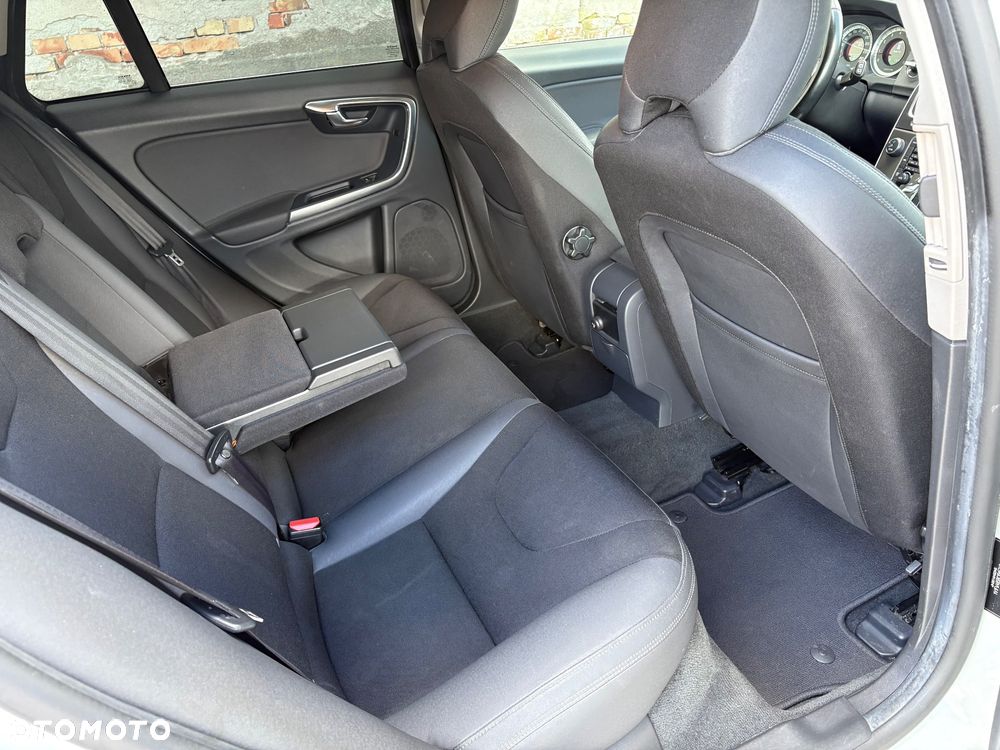 Volvo V60 T4 Geartronic Powershift Momentum - 27