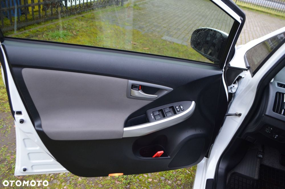 Toyota Prius (Hybrid) - 34