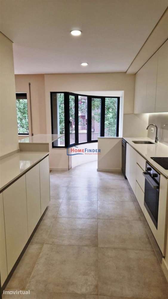T3 Renovado no Centro de Braga com Suite, Garagem e Acabamentos Modern - Grande imagem: 2/26
