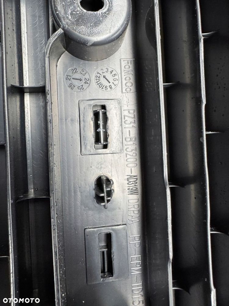 Próg plastikowy prawy Ford Custom mk2 24r PZ31-B13200-AD - 2