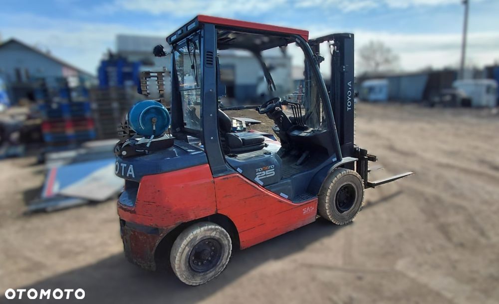 Toyota 8FGF25 GAZ 2.5T UDŻWIG 3.3M - 7