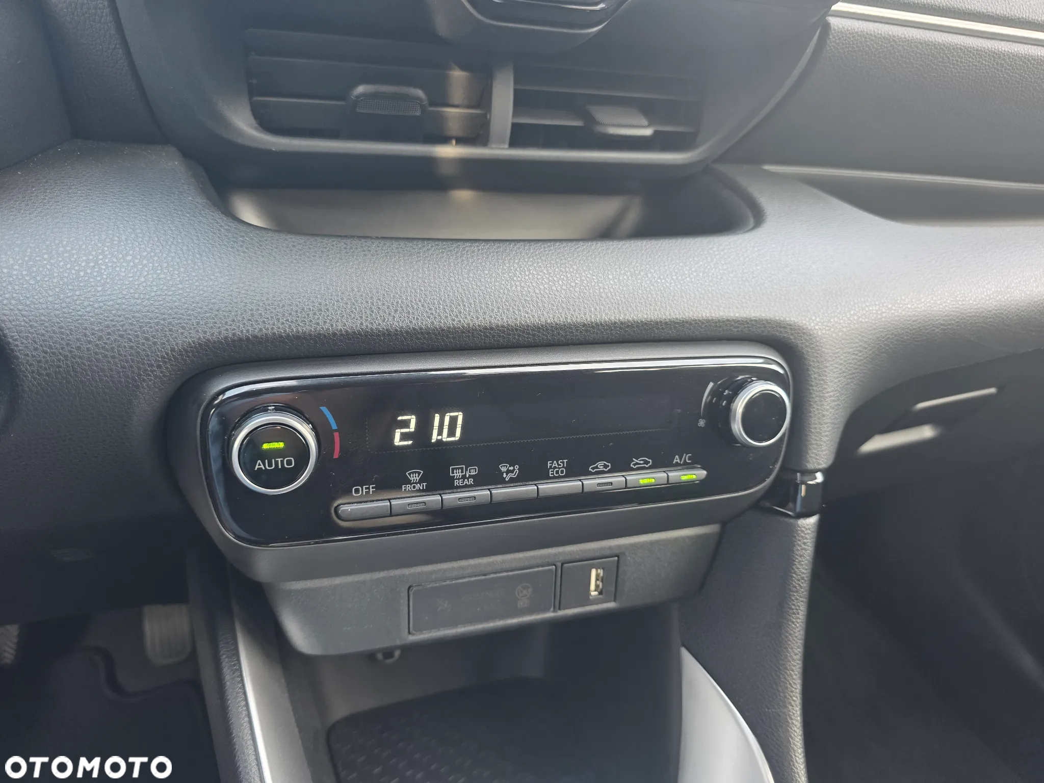 Toyota Yaris Hybrid 1.5 VVT-i Team Deutschland - 28