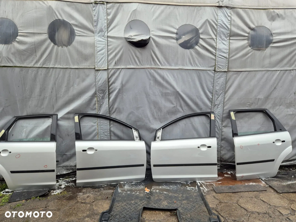DRZWI PRZEDNIE P/L FORD FOCUS KOD LAK. POLARSILBER STAN BDB