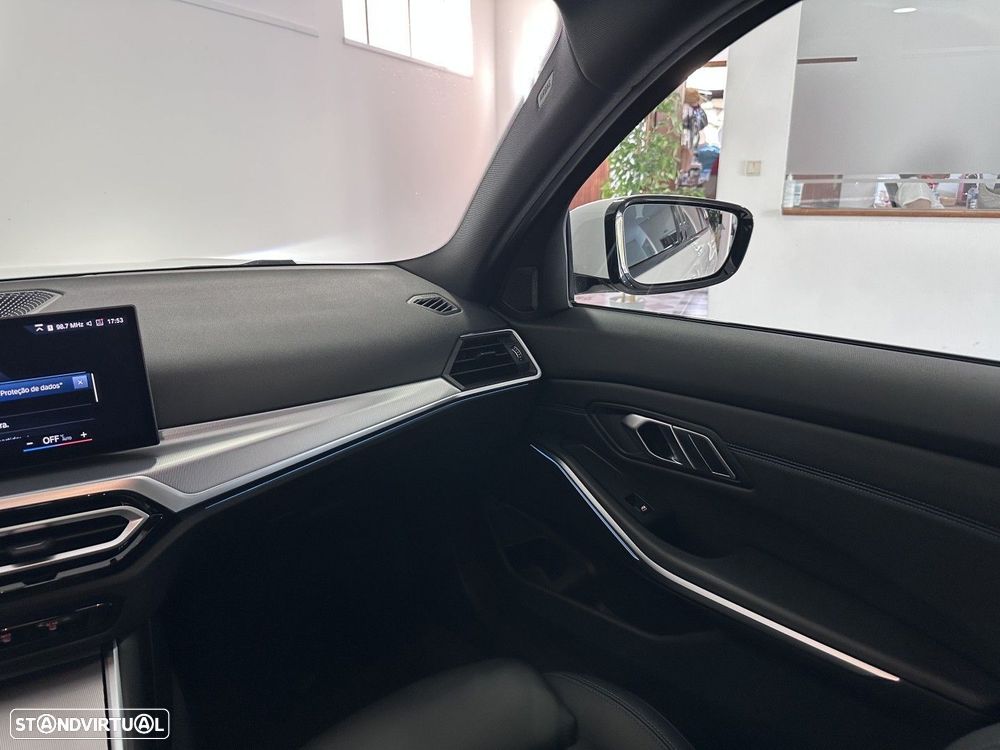 BMW 330 e Pack Desportivo M Pro Auto - 14