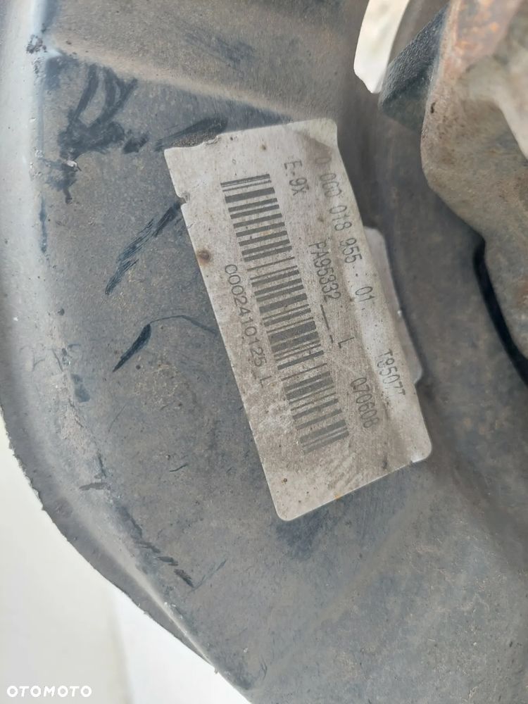 BMW E90 E91 E92 330 X-drive 3.0 D PÓŁOŚ PRAWA LEWA PIASTA TYLNA 7533452 7533453 - 2