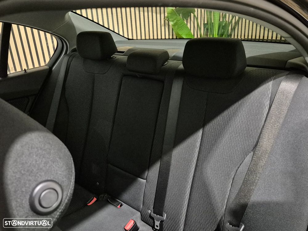 BMW 330 e iPerformance Advantage - 32