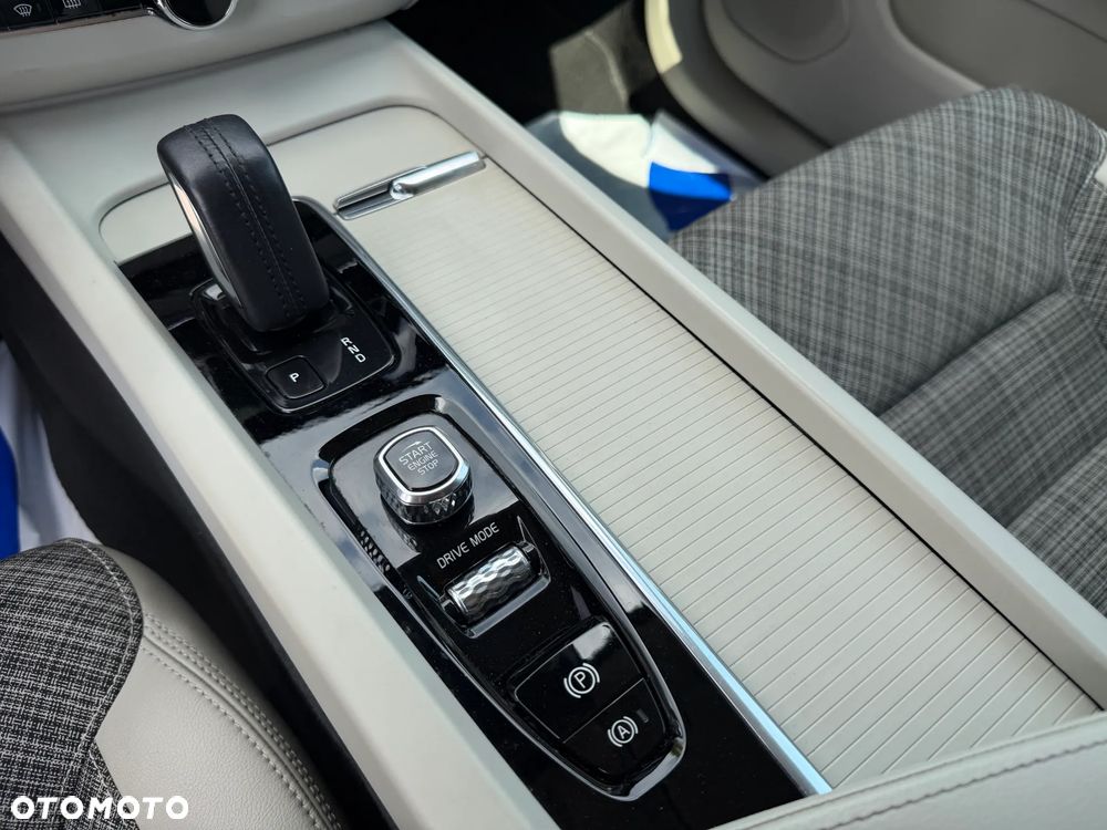 Volvo XC 60 B4 D AWD Momentum Pro - 23